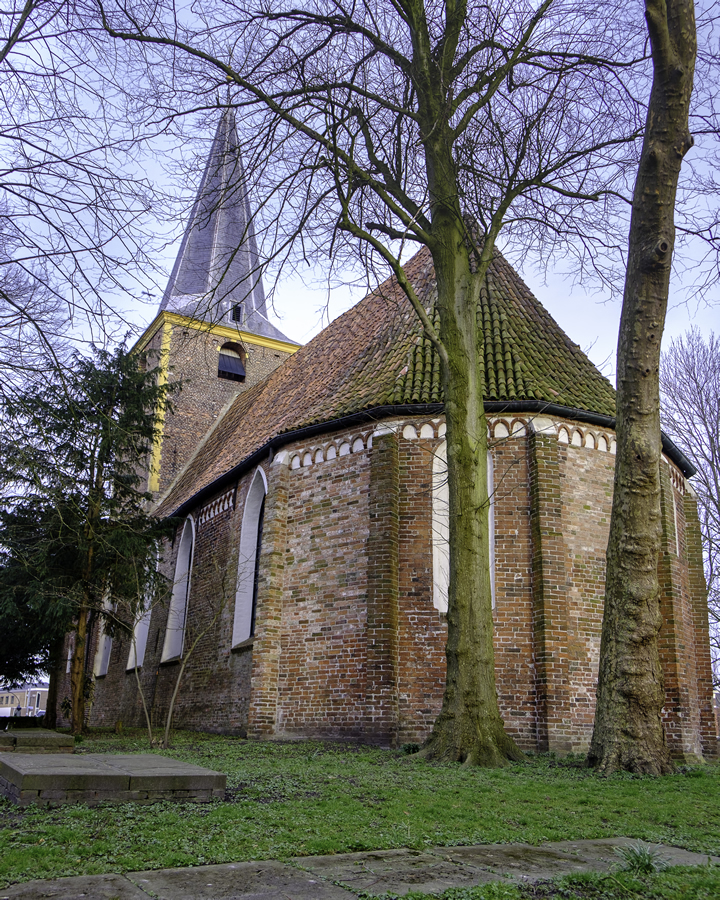 De torenkerk van Winsum gezien vanuit het oosten. 